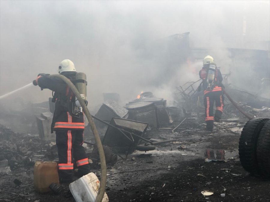 Mersin'de Sanayi Sitesi Hurdalığında Çıkan Yangın Söndürüldü