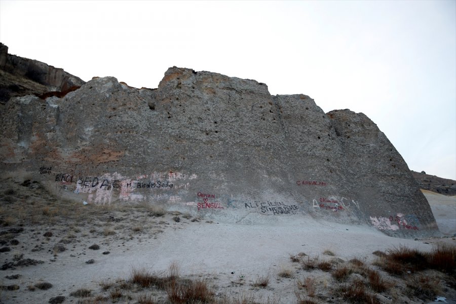 Kayseri'de Peribacası Benzeri Doğal Oluşumların Üzerine Yazılan Yazılar Tepki Çekiyor