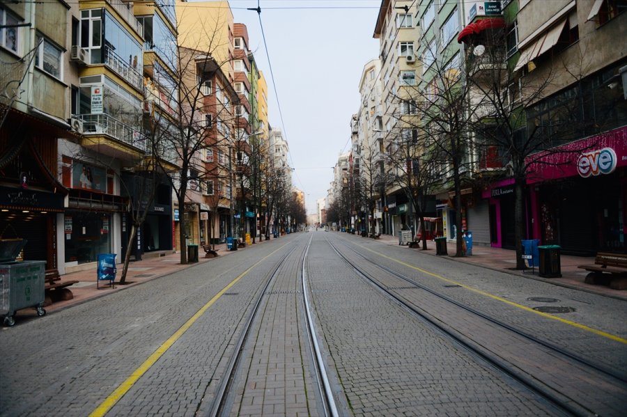 Eskişehir'de Sokağa Çıkma Kısıtlamasına Uyuluyor