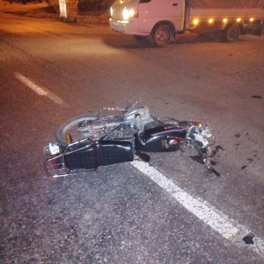 Kaş'ta Motosiklet İle Otomobil Çarpıştı: 1 Ölü