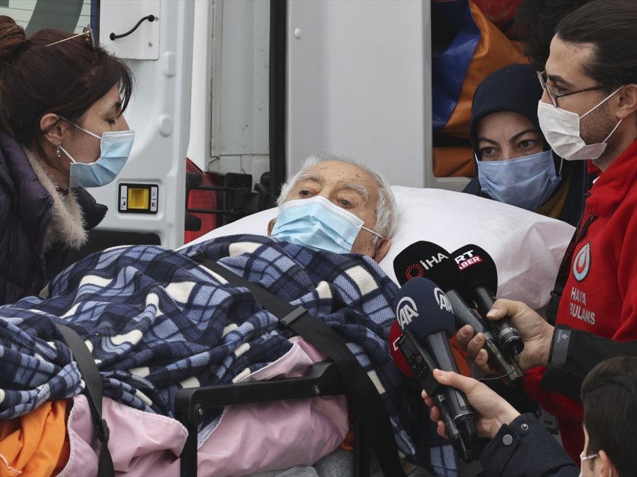 Abd'de Yaşayan Türk Halk Bilimci İlhan Başgöz Ambulans Uçakla Türkiye'ye Getirildi
