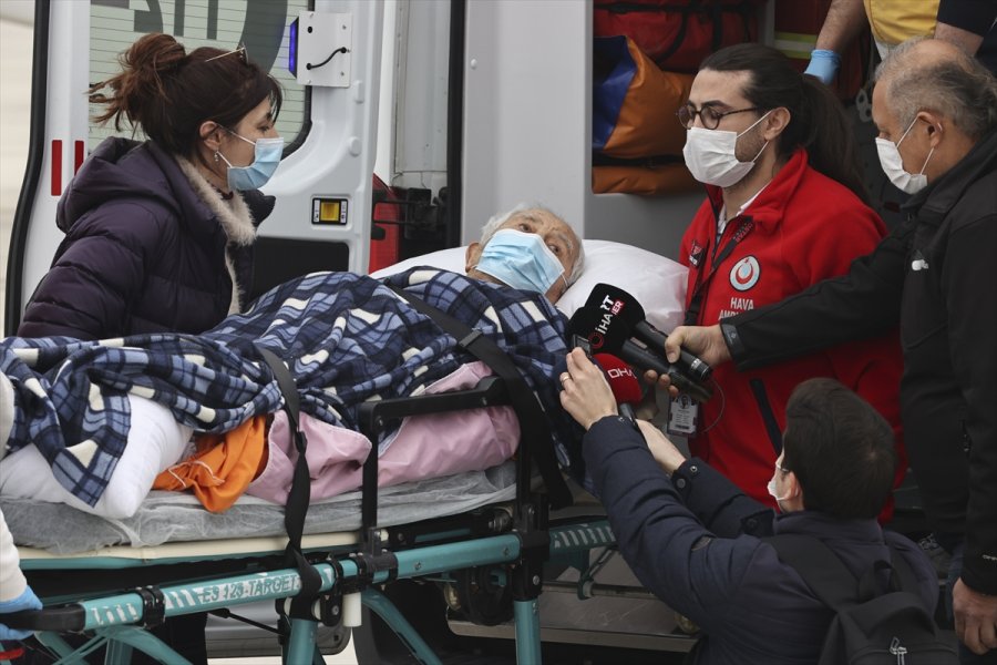 Abd'de Yaşayan Türk Halk Bilimci İlhan Başgöz Ambulans Uçakla Türkiye'ye Getirildi