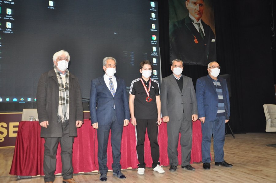 Akşehir Belediyesi Başarılı Sporcuları Altınla Ödüllendirdi