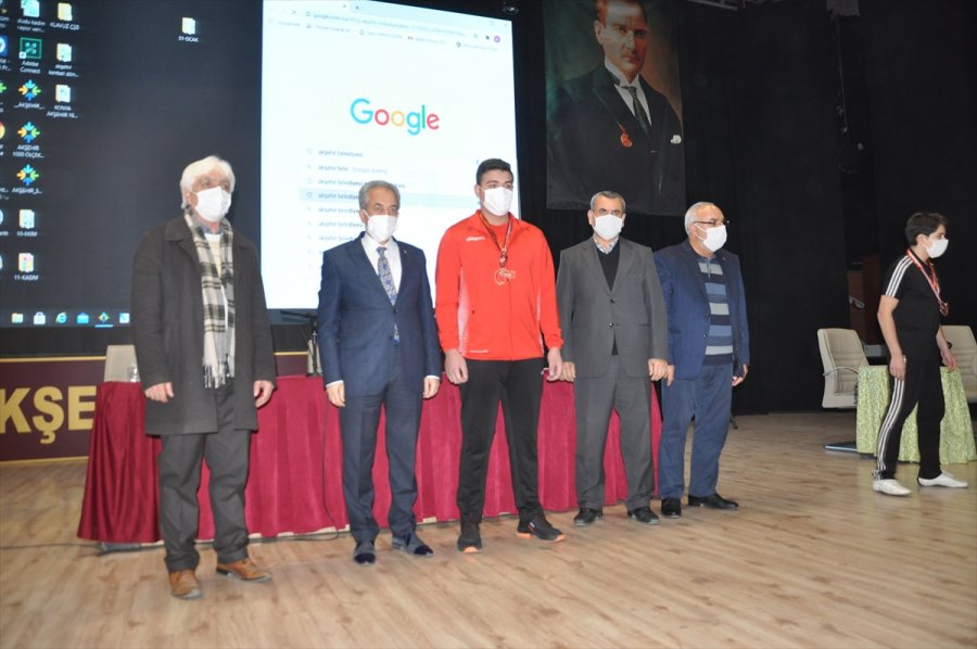 Akşehir Belediyesi Başarılı Sporcuları Altınla Ödüllendirdi