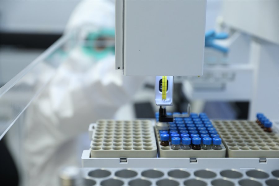 Kovid-19 Aşısının Analizleri Sağlık Bakanlığı Laboratuvarlarında Devam Ediyor