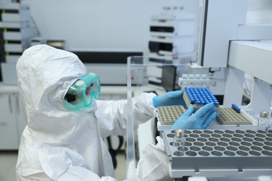 Kovid-19 Aşısının Analizleri Sağlık Bakanlığı Laboratuvarlarında Devam Ediyor