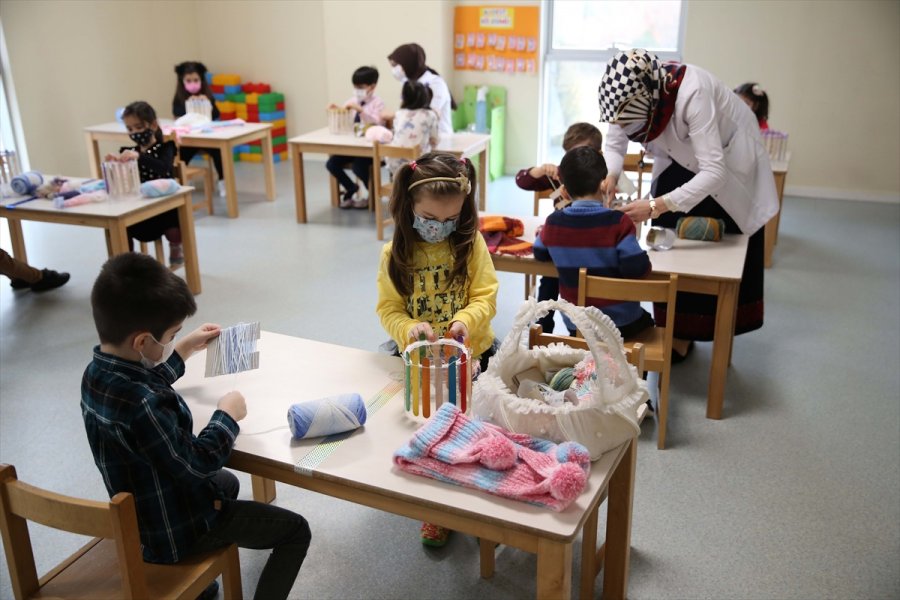 Anaokulu Öğrencileri Doğu Ve Güneydoğu Anadolu'daki Çocuklar İçin Örgü Örüyor