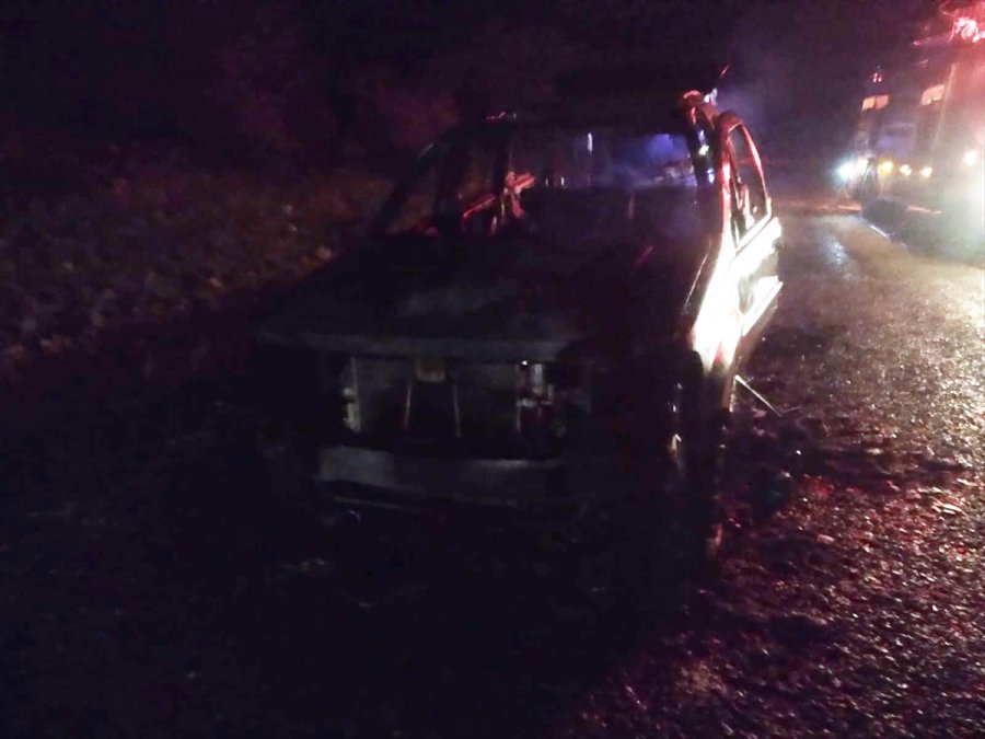 Antalya'da Seyir Halindeki Otomobilde Yangın Çıktı