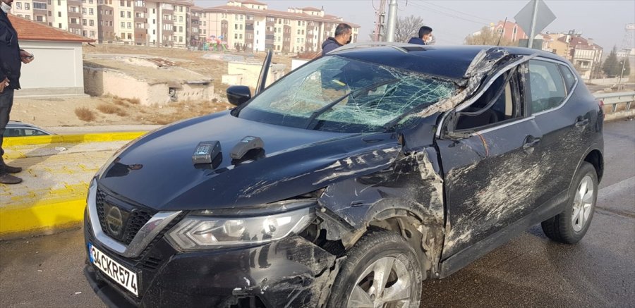 Konya'da Otomobilin Kaza Yapan Araçlara Çarpması Sonucu 1'i Polis 3 Kişi Yaralandı