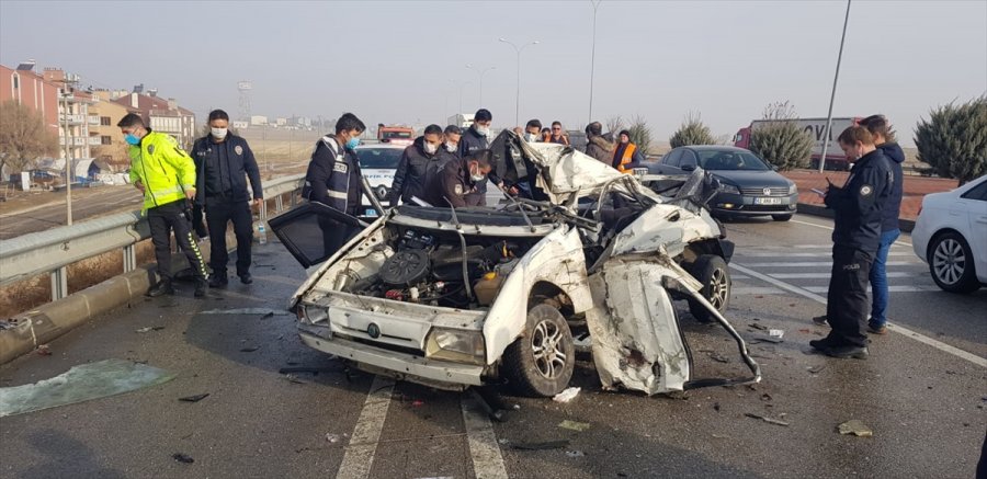 Konya'da Otomobilin Kaza Yapan Araçlara Çarpması Sonucu 1'i Polis 3 Kişi Yaralandı