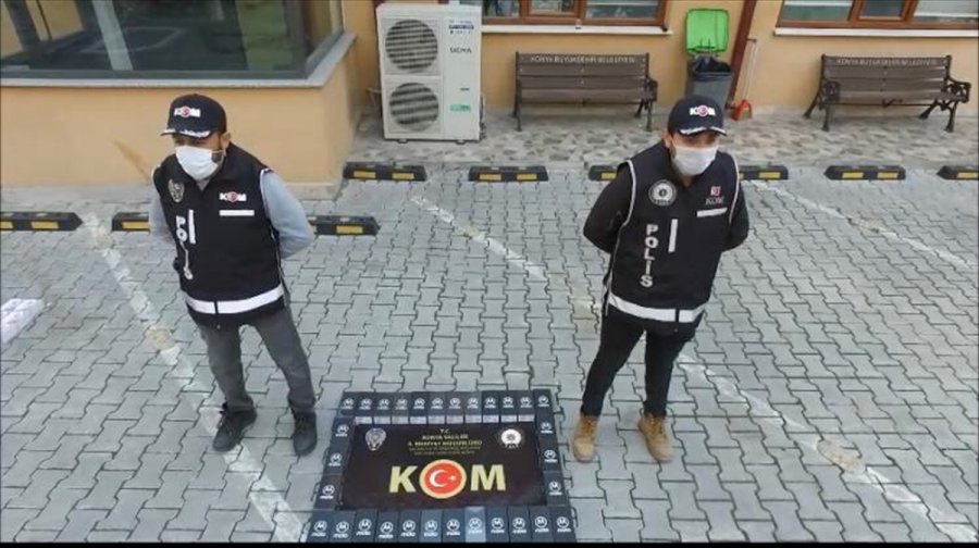 Konya'da Polisler Ele Geçirdikleri Kaçak Cep Telefonlarıyla 