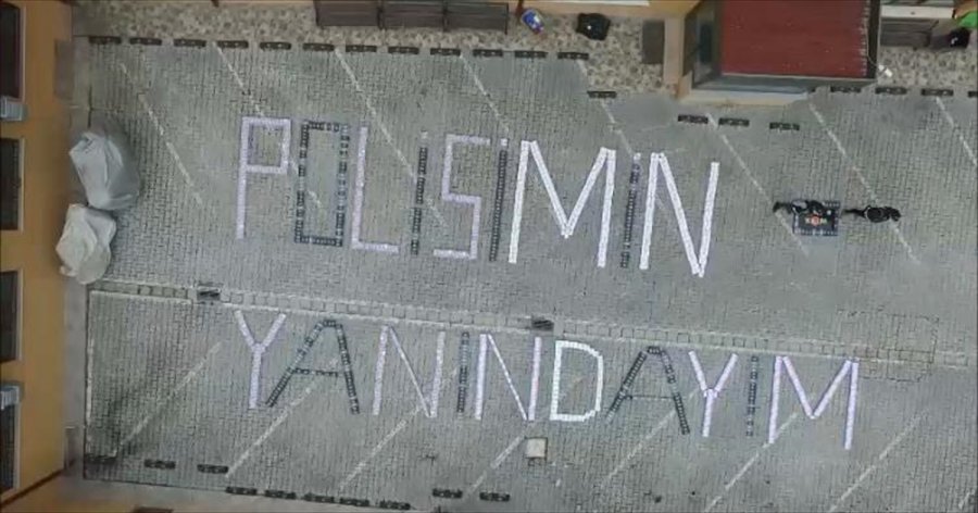 Konya'da Polisler Ele Geçirdikleri Kaçak Cep Telefonlarıyla 