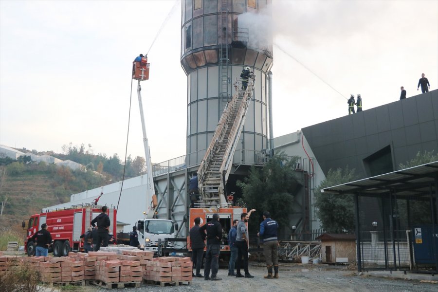Antalya'da Orman Ürünleri Fabrikasında Çıkan Yangın Söndürüldü