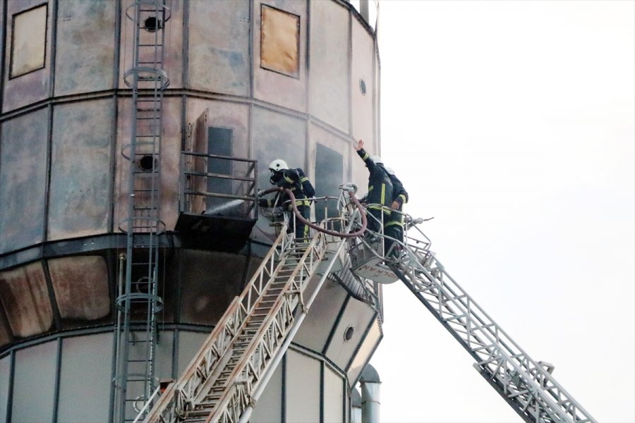 Antalya'da Orman Ürünleri Fabrikasında Çıkan Yangın Söndürüldü