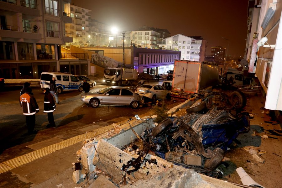 Başkentte Park Halindeyken Freni Arızalanan Tır Çok Sayıda Araca Çarparak Durabildi