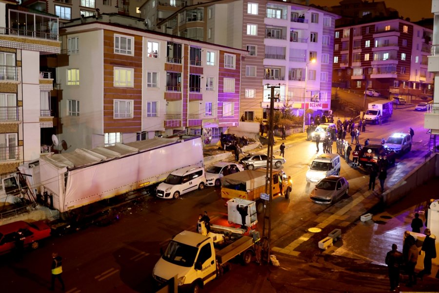 Başkentte Park Halindeyken Freni Arızalanan Tır Çok Sayıda Araca Çarparak Durabildi