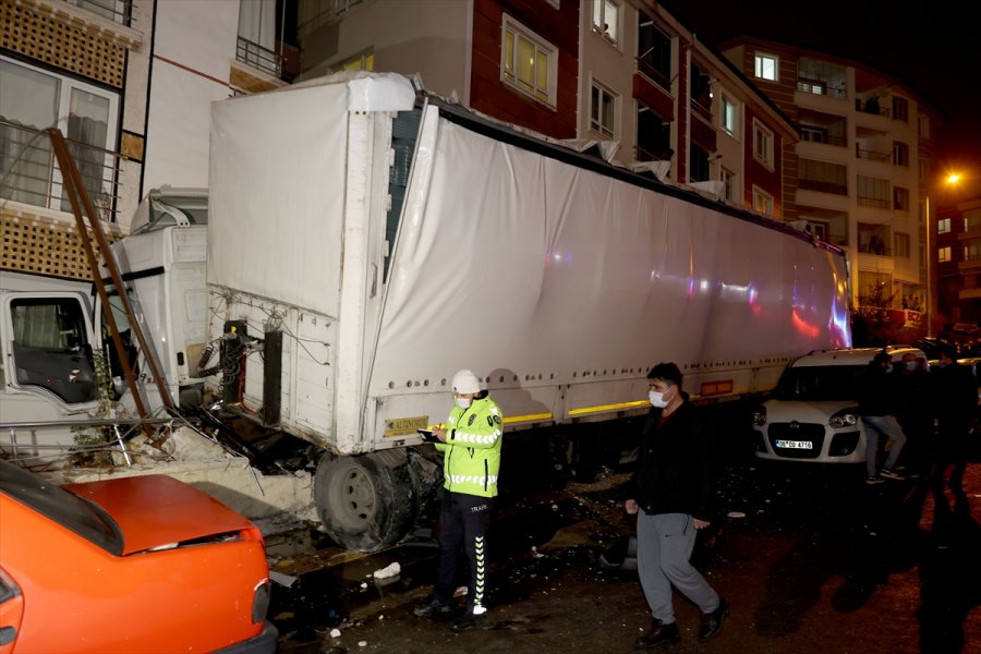Başkentte Park Halindeyken Freni Arızalanan Tır Çok Sayıda Araca Çarparak Durabildi