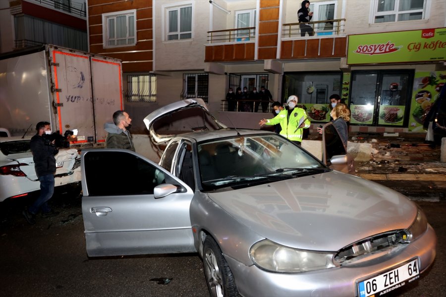 Başkentte Park Halindeyken Freni Arızalanan Tır Çok Sayıda Araca Çarparak Durabildi