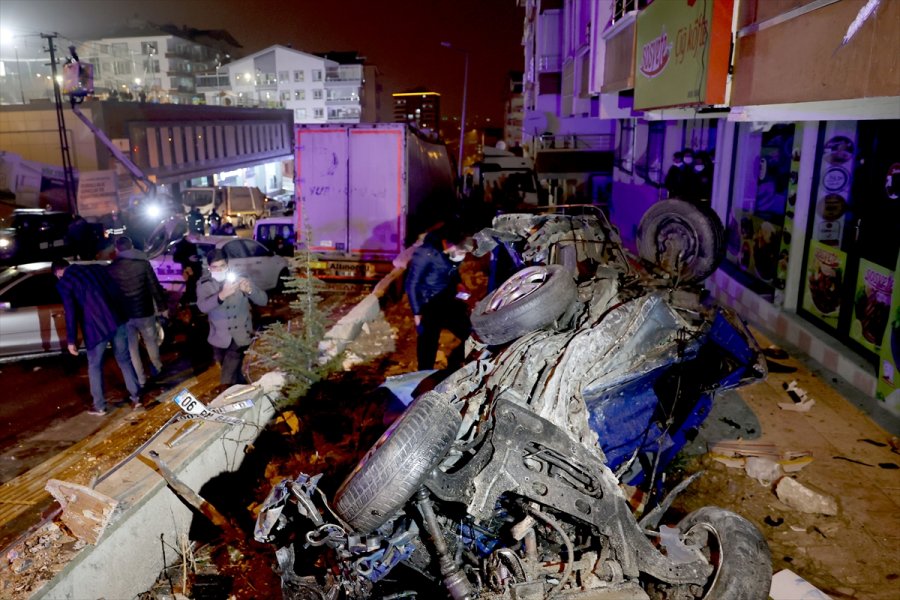 Başkentte Park Halindeyken Freni Arızalanan Tır Çok Sayıda Araca Çarparak Durabildi