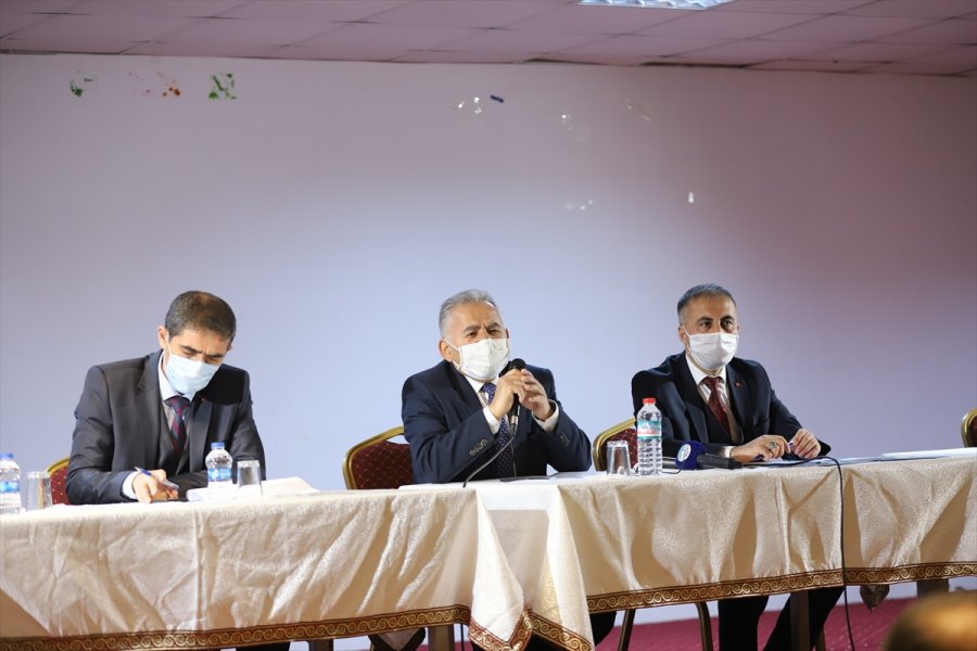 Büyükkılıç, Sarız'da Muhtarlarla Bir Araya Geldi