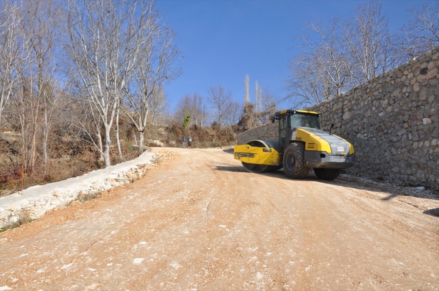 Ermenek'te Bağ Yollarında Çalışmalar Sürüyor