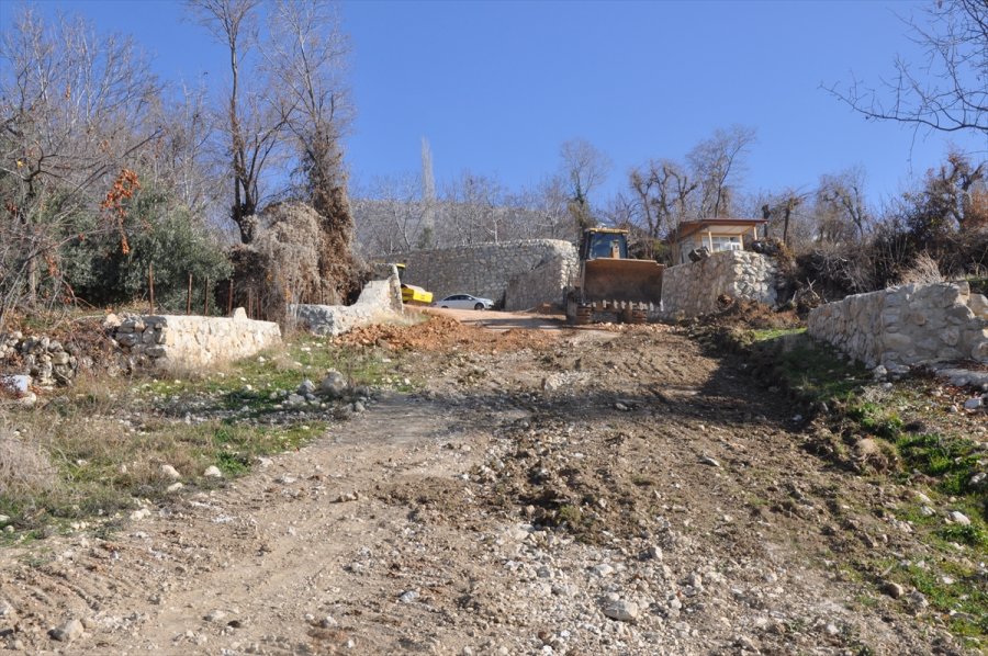 Ermenek'te Bağ Yollarında Çalışmalar Sürüyor