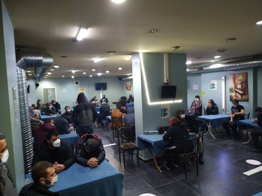 Eskişehir'de Kumar Oynanan Dernek Binasındaki 65 Kişiye Para Cezası
