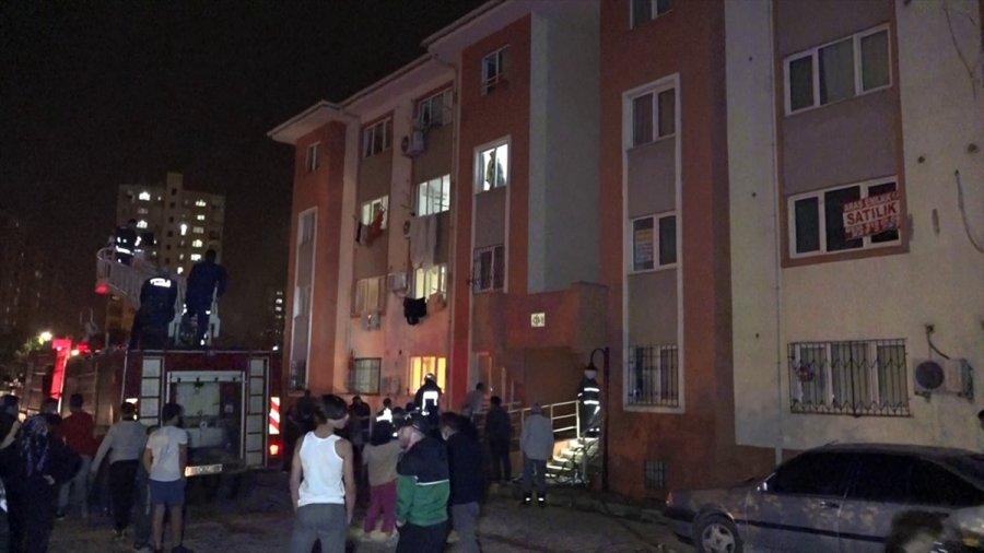 Antalya'da Bir Evde Çıkan Yangın İtfaiye Ekiplerince Söndürüldü