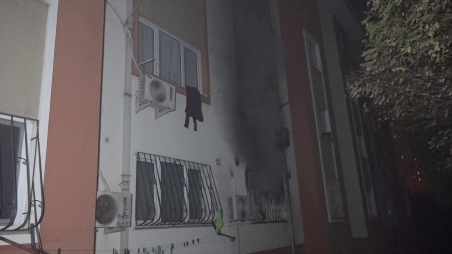 Antalya'da Bir Evde Çıkan Yangın İtfaiye Ekiplerince Söndürüldü