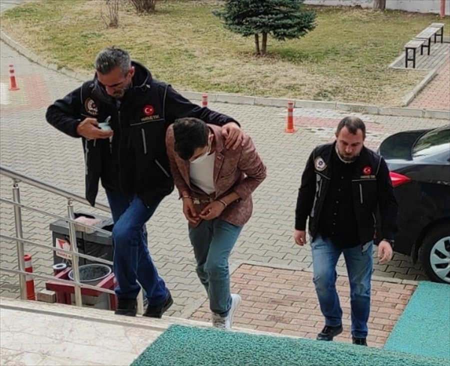 Konya'da Bıçakla Tehdit Ettiği Kadının Parasını Gasbeden Şüpheli Tutuklandı