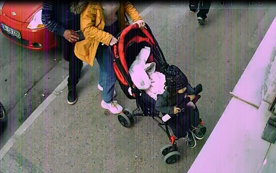 Mersin'de Kadının Cep Telefonunun Yankesicilik Yöntemiyle Çalınması Güvenlik Kamerasında