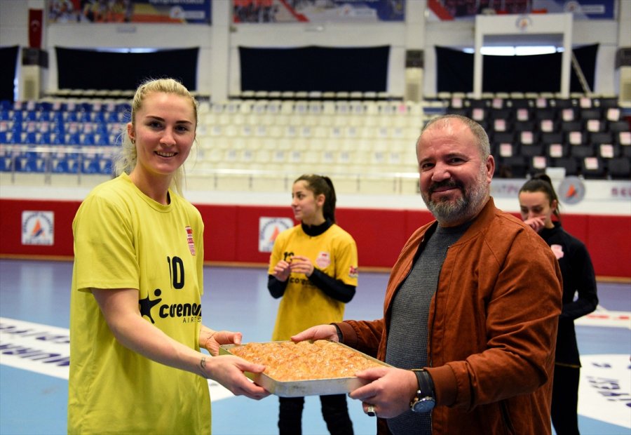 Muratpaşa Belediyespor, Ehf Kupası'nda Yalıkavakspor İle Yapacağı Maçın Hazırlıklarını Sürdürdü