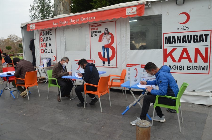 Antalya'da Gönüllüler, Kan Bağışında Bulundu