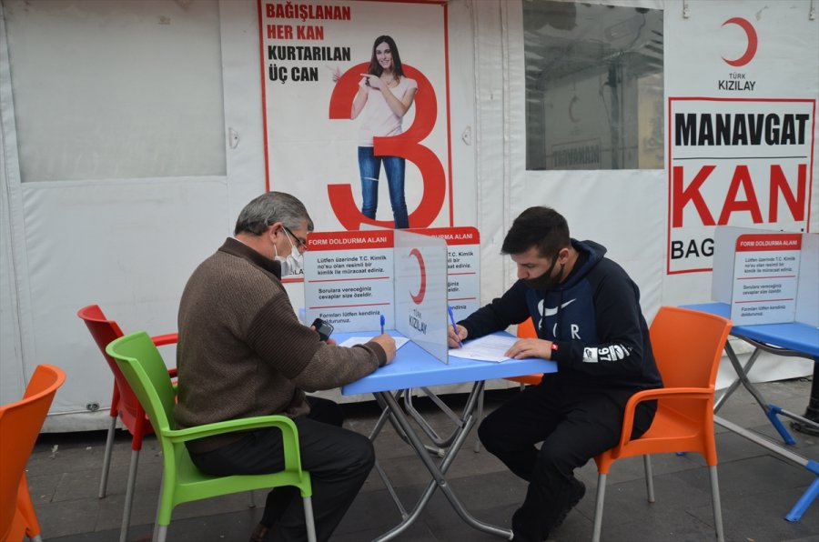 Antalya'da Gönüllüler, Kan Bağışında Bulundu