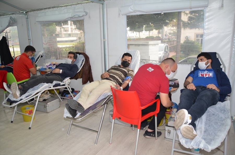 Antalya'da Gönüllüler, Kan Bağışında Bulundu