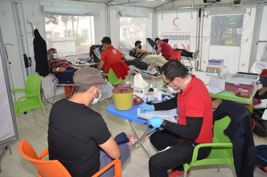 Antalya'da Gönüllüler, Kan Bağışında Bulundu