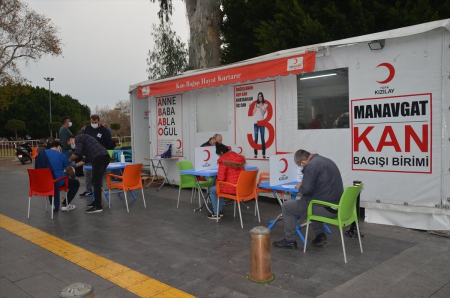Antalya'da Gönüllüler, Kan Bağışında Bulundu