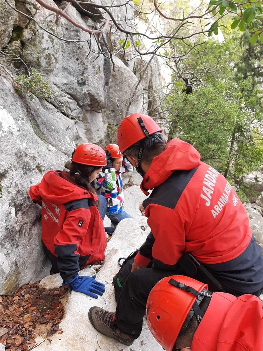 Antalya'da Sarp Arazide Mahsur Kalan 2 Rus Kurtarıldı