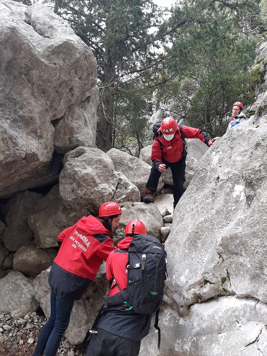 Antalya'da Sarp Arazide Mahsur Kalan 2 Rus Kurtarıldı