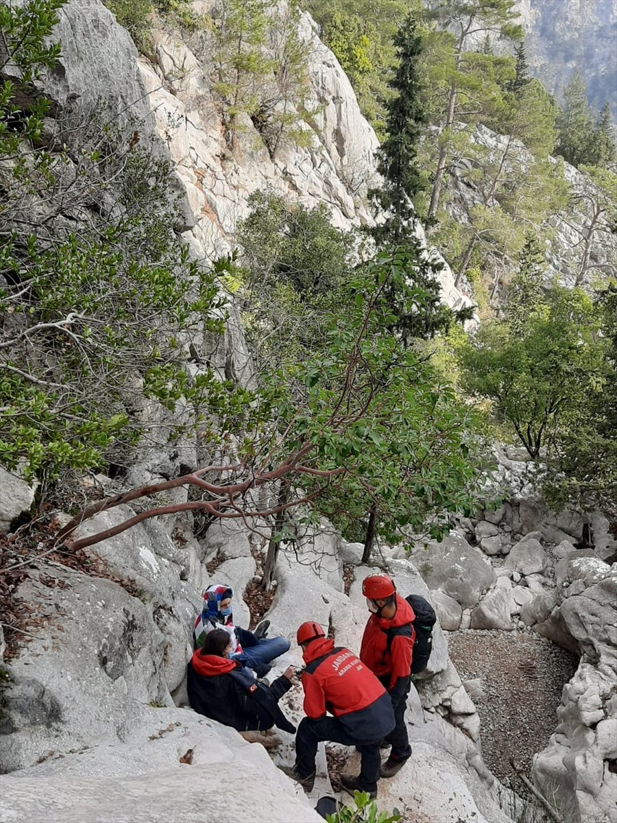 Antalya'da Sarp Arazide Mahsur Kalan 2 Rus Kurtarıldı