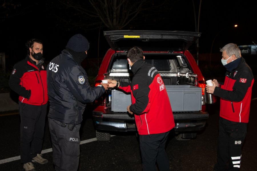 İhh'dan Başkentte Görev Başındaki Polislere Çorba Ve Çay İkramı