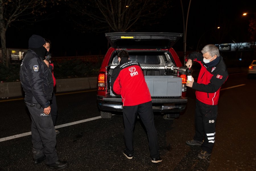 İhh'dan Başkentte Görev Başındaki Polislere Çorba Ve Çay İkramı