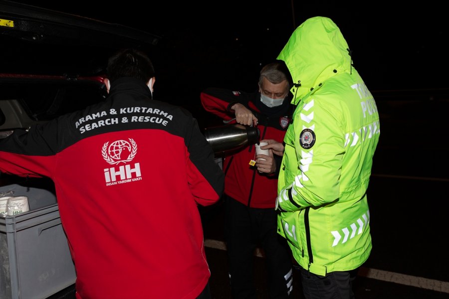 İhh'dan Başkentte Görev Başındaki Polislere Çorba Ve Çay İkramı