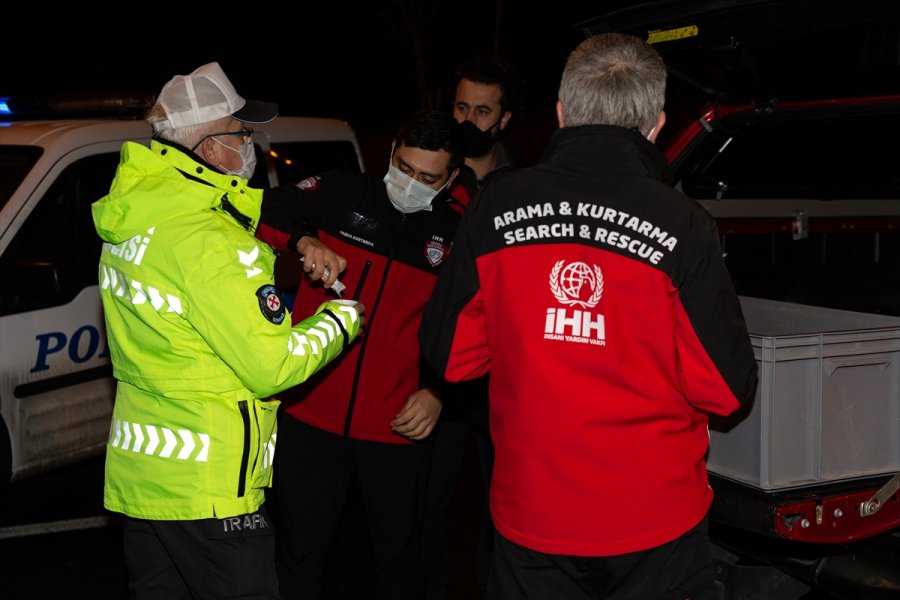 İhh'dan Başkentte Görev Başındaki Polislere Çorba Ve Çay İkramı