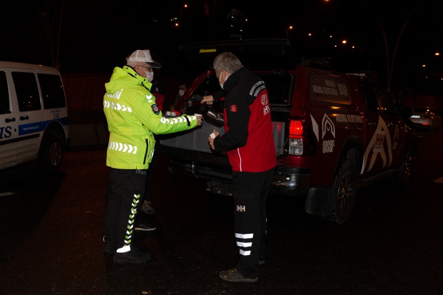 İhh'dan Başkentte Görev Başındaki Polislere Çorba Ve Çay İkramı