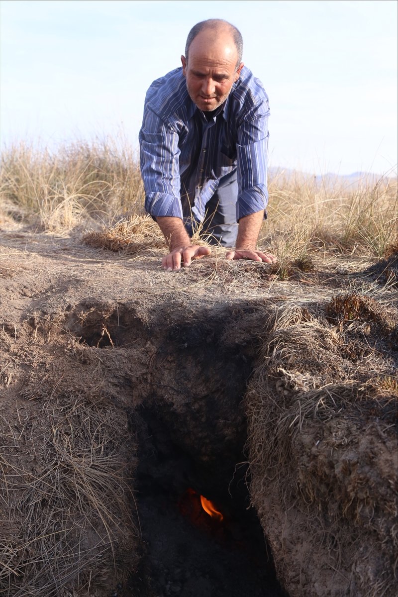 Konya'da Kuruyan Göl Yatağındaki Yanan Toprak Şaşırtıyor