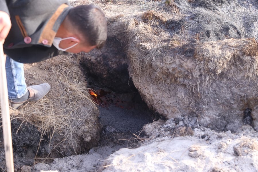 Konya'da Kuruyan Göl Yatağındaki Yanan Toprak Şaşırtıyor