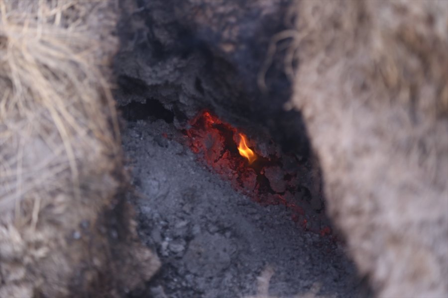 Konya'da Kuruyan Göl Yatağındaki Yanan Toprak Şaşırtıyor