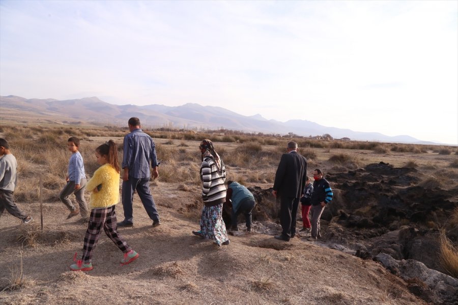 Konya'da Kuruyan Göl Yatağındaki Yanan Toprak Şaşırtıyor