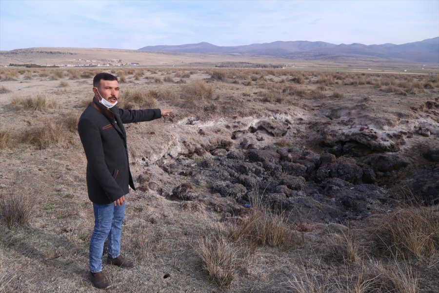 Konya'da Kuruyan Göl Yatağındaki Yanan Toprak Şaşırtıyor